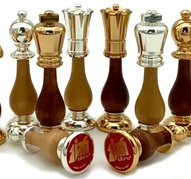 Pièces d'échecs en bois et laiton doré et argenté, détail des rois et dames