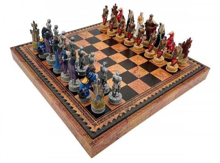 Échiquier Roi Arthur en vue d'ensemble, pièces disposées sur le coffret en similicuir