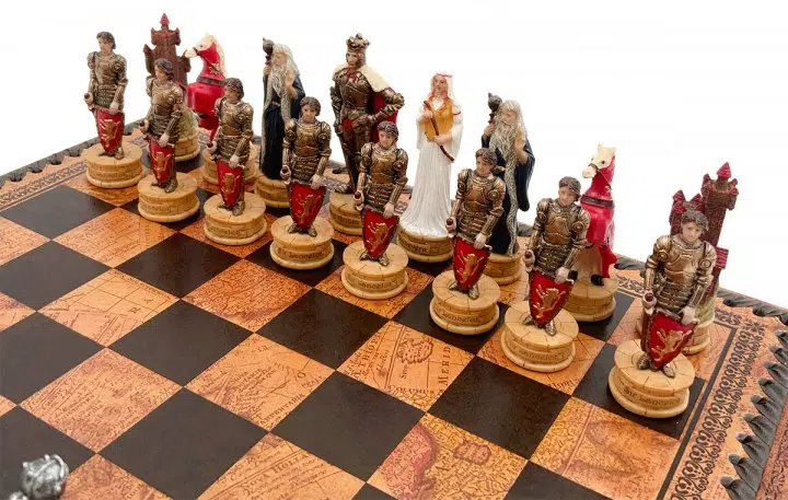 Pièces d'échecs Roi Arthur, gros plan sur les chevaliers et personnages peints