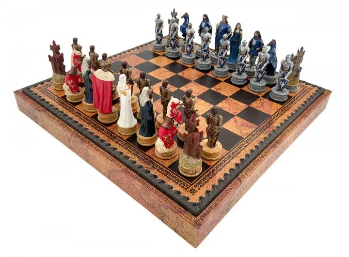 Jeu d'échecs Roi Arthur, vue en angle sur les deux armées de chevaliers