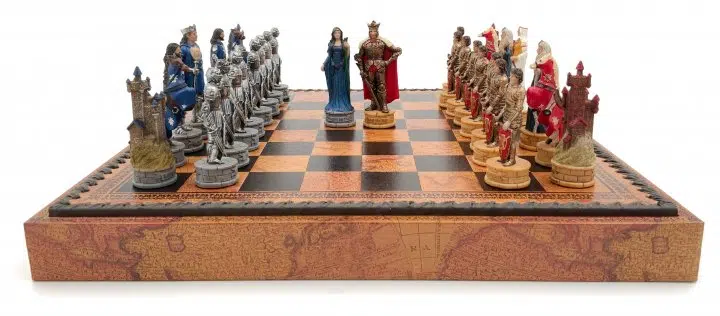 Pièces d'échecs Roi Arthur, roi et reine face à face au centre de l'échiquier