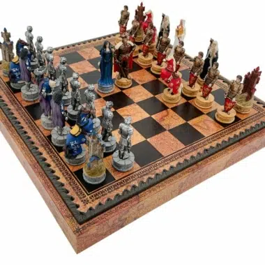Échiquier Roi Arthur vu de côté, coffret en similicuir gravé avec pièces disposées