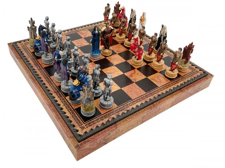 Échiquier Roi Arthur vu de côté, coffret en similicuir gravé avec pièces disposées