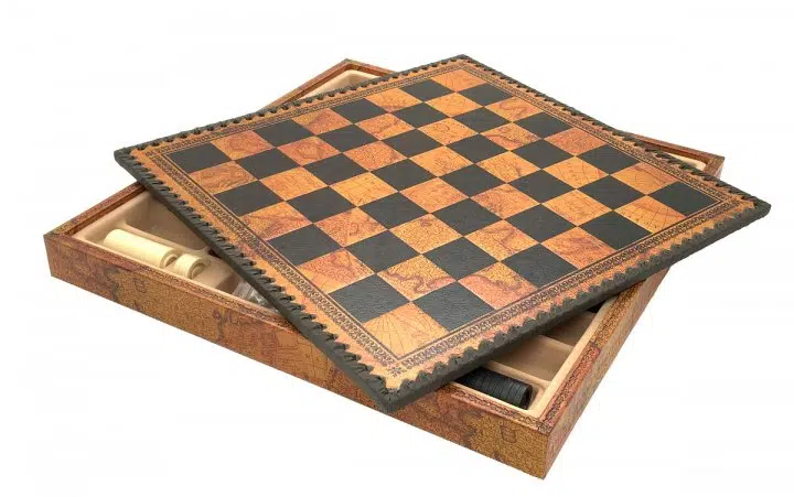 Coffret ouvert avec échiquier à motif de carte du monde et rangement intérieur