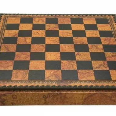 Échiquier en similicuir avec motif de carte ancienne vu de près