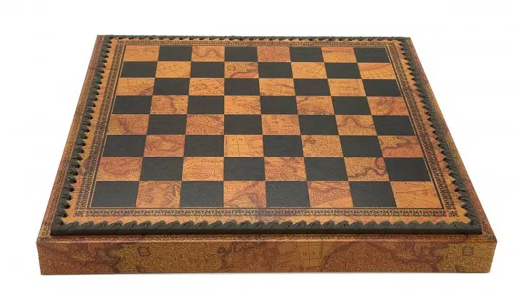 Échiquier en similicuir avec motif de carte ancienne vu de près