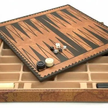 Backgammon ouvert avec dés et pions, échiquier visible au-dessus