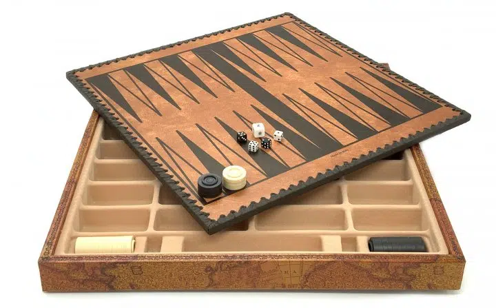 Backgammon ouvert avec dés et pions, échiquier visible au-dessus