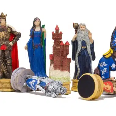 Pièces d'échecs Roi Arthur détachées montrant roi, dame, mage et château sur fond blanc