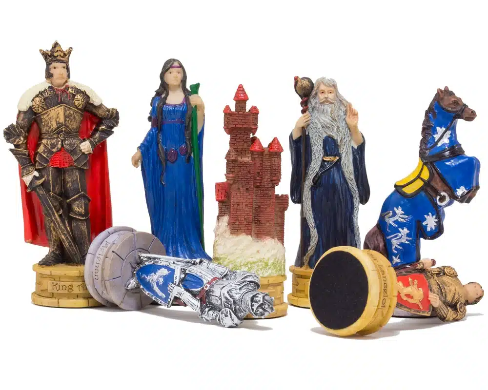 Pièces d'échecs Roi Arthur détachées montrant roi, dame, mage et château sur fond blanc
