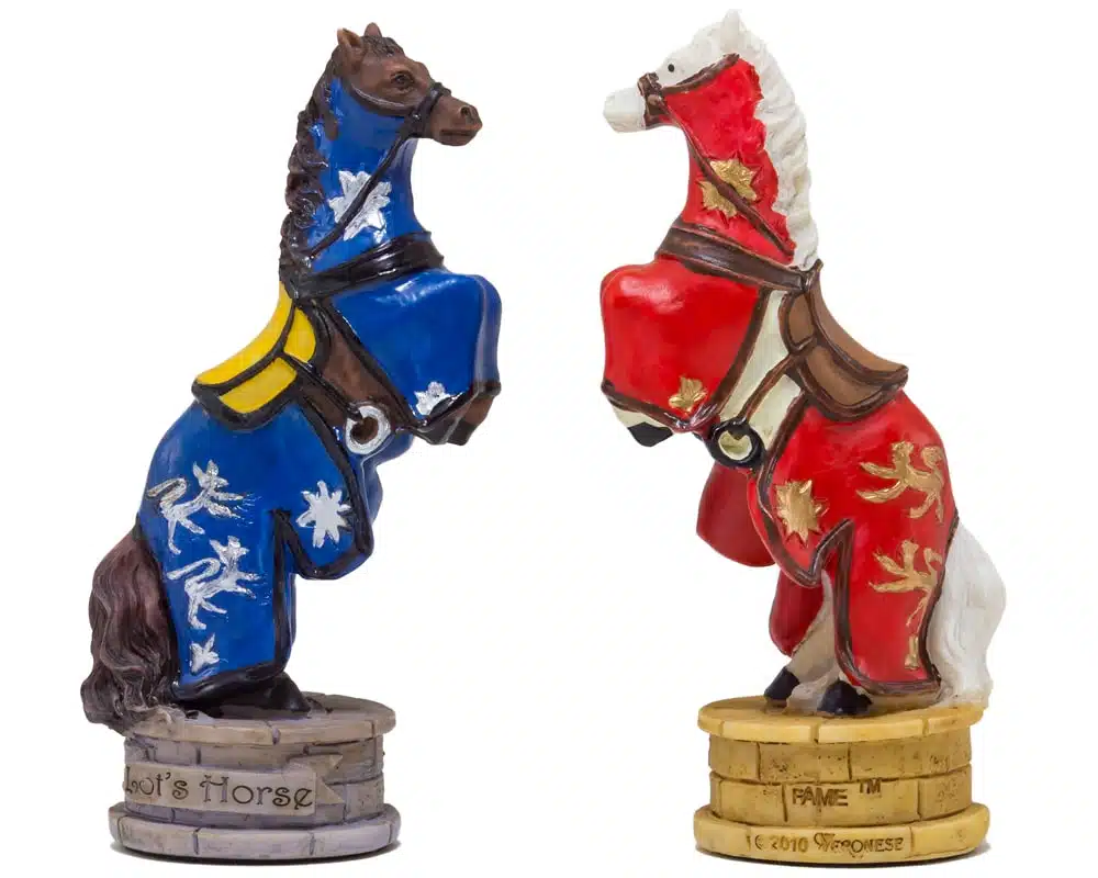 Pièces d'échecs chevaux cabrés du Roi Arthur, bleu et rouge détaillés