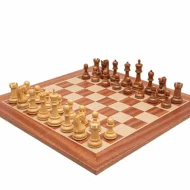 Jeu d'Echecs Sculpté en Bois d'Acacia et Echiquier en Bois d'Acajou