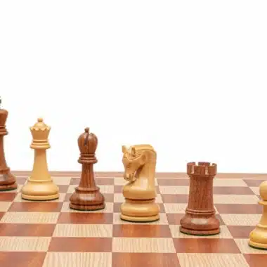 Jeu d'Echecs Sculpté en Bois d'Acacia et Echiquier en Bois d'Acajou – Image 7