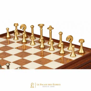 Détail des pièces en laiton doré alignées sur l'échiquier en albâtre