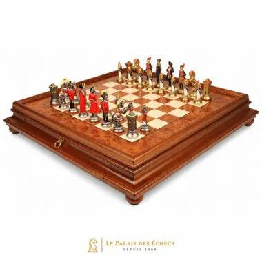 Jeu d'échecs Napoléon posé sur un échiquier en bois de bruyère avec tiroir