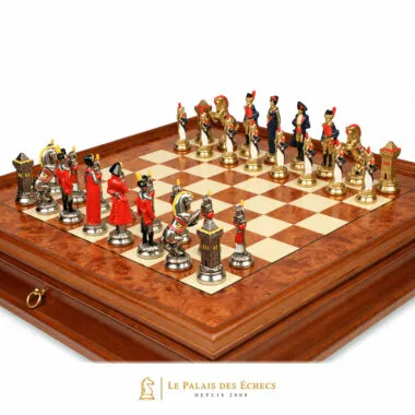 Pièces d'échecs Napoléon en métal disposées sur l'échiquier en bois d'orme