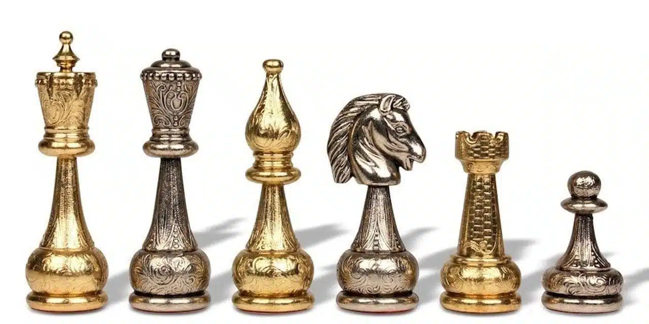 Détail des pièces dorées Staunton : dame, fou, cavalier et tour