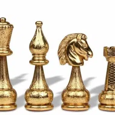 Détail des pièces entièrement dorées Staunton : dame, fou, cavalier et tour