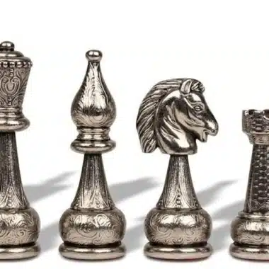 Détail des pièces argentées Staunton : dame, fou, cavalier et tour