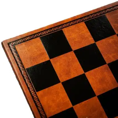 Détail d'un autre coin de l'échiquier en similicuir avec motif de bordure
