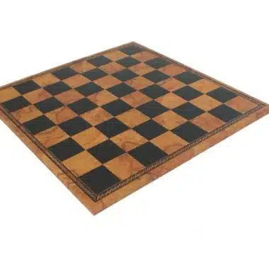 Échiquier en similicuir marbré marron et noir, vue d'ensemble en angle