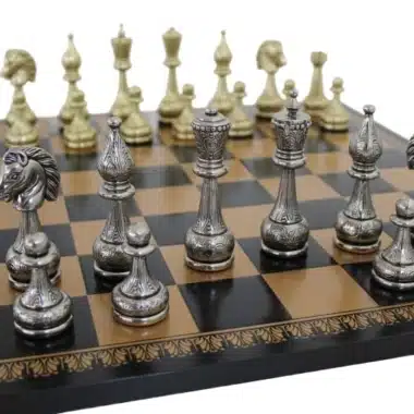 Détail rapproché des pièces en métal doré et argenté sur l'échiquier