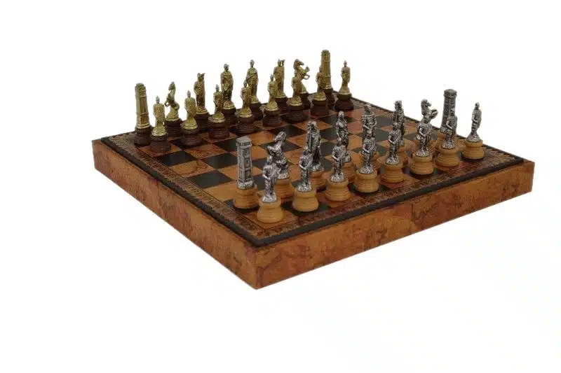 Jeu d'échecs Romains vs Barbare - Échiquier, Jeu de Dames et Backgammonen en Similicuir avec compartiment de rangement & Jeu d'Échecs en Métal et Bois