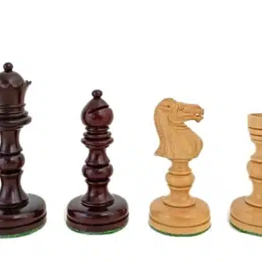 Pièces d'échecs présentées côte à côte, dame et fou foncés, cavalier et pion clairs