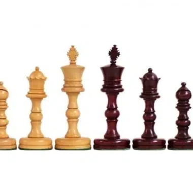 Rangée complète de pièces en bois clair et foncé, du pion au roi, base feutrée visible