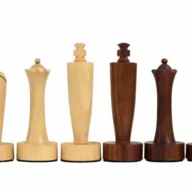 Rangée de pièces d'échecs en bois clair et bois foncé d'acacia alignées