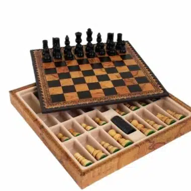 Ensemble complet avec échiquier en similicuir et coffret de rangement ouvert