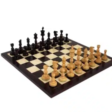 Jeu d'échecs et échiquier en bois de rose foncé, pièces disposées en début de partie