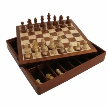 Jeu d'échecs complet avec échiquier en palissandre et coffret de rangement ouvert