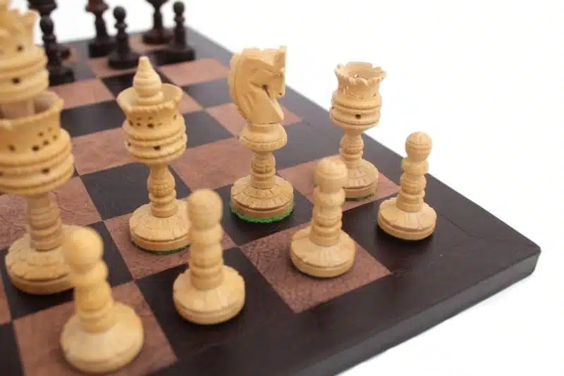 Jeu d'Echecs Sculpté en Bois de Palissandre & Échiquier en Cuir Véritable – Image 3
