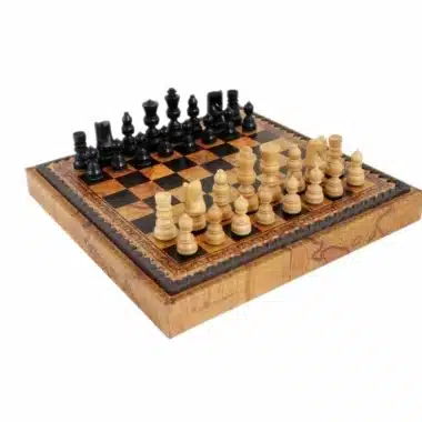 Échiquier en similicuir avec pièces en bois noires et claires en jeu