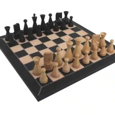 Jeu d'échecs moderne en bois disposé sur un échiquier en cuir véritable
