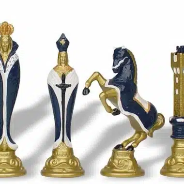 Jeu d'Echecs Renaissance en Métal Peint à la Main et Échiquier en Similicuir Doré / Bleu – Image 4