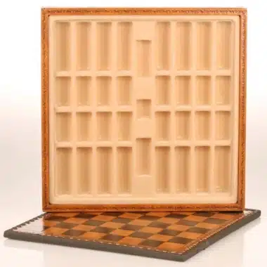 Jeu d'Echecs Romains vs Barbare - Échiquier, Jeu de Dames et Backgammon en Similicuir Marron / Noir avec compartiment de rangement & Jeu d'Échecs en Métal et Bois – Image 10