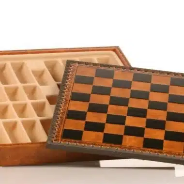 Jeu d'Echecs Romains vs Barbare - Échiquier, Jeu de Dames et Backgammon en Similicuir Marron / Noir avec compartiment de rangement & Jeu d'Échecs en Métal et Bois – Image 6