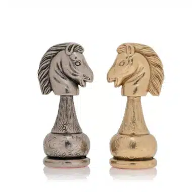 Comparaison des cavaliers argenté et doré, détail des têtes de cheval sculptées