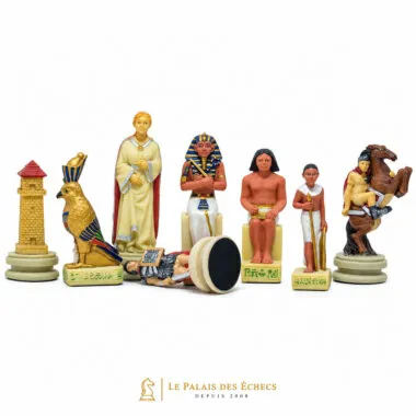 Pièces égyptiennes en résine, pharaon, faucon et personnages assis