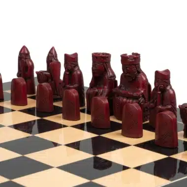 Grand Jeu d'Echecs Île de Lewis en Résine Rouge et Crème & Échiquier en Bois Laqué – Image 3