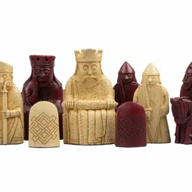 Grand Jeu d'Echecs Île de Lewis en Résine Rouge et Crème & Échiquier en Bois Laqué – Image 6