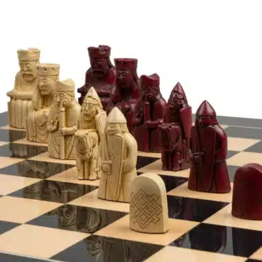 Grand Jeu d'Echecs Île de Lewis en Résine Rouge et Crème & Échiquier en Bois Laqué – Image 4