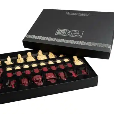 Grand Jeu d'Echecs Île de Lewis en Résine Rouge et Crème & Échiquier en Bois Laqué – Image 7