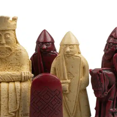 Grand Jeu d'Echecs Île de Lewis en Résine Rouge et Crème & Échiquier en Bois Laqué – Image 5