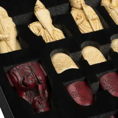 Grand Jeu d'Echecs Île de Lewis en Résine Rouge et Crème & Échiquier en Bois Laqué – Image 8