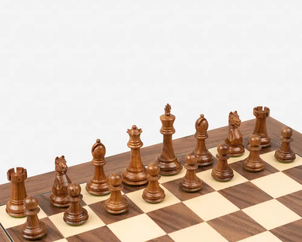 Pièces d'échecs Oxford en bois d'acacia foncé disposées sur l'échiquier