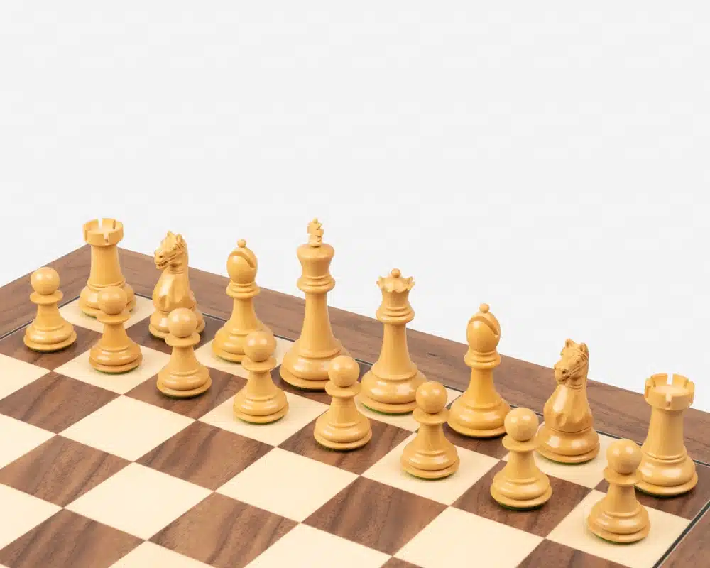 Pièces d'échecs Oxford en bois de buis clair alignées sur l'échiquier