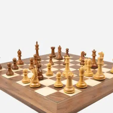 Échiquier en noyer et érable avec toutes les pièces du jeu Oxford en vue d'ensemble